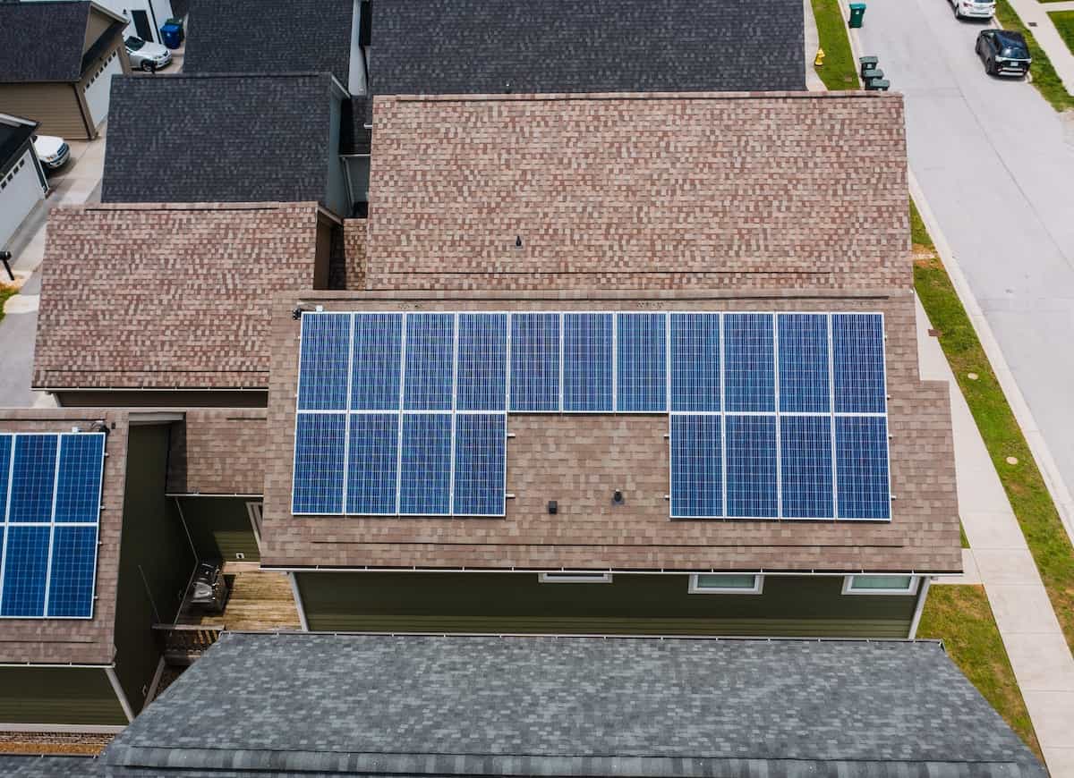 Řadová výstavba domů s solárními panely na střechách