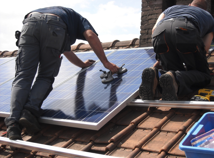 Montáž solárních panelů na střechu