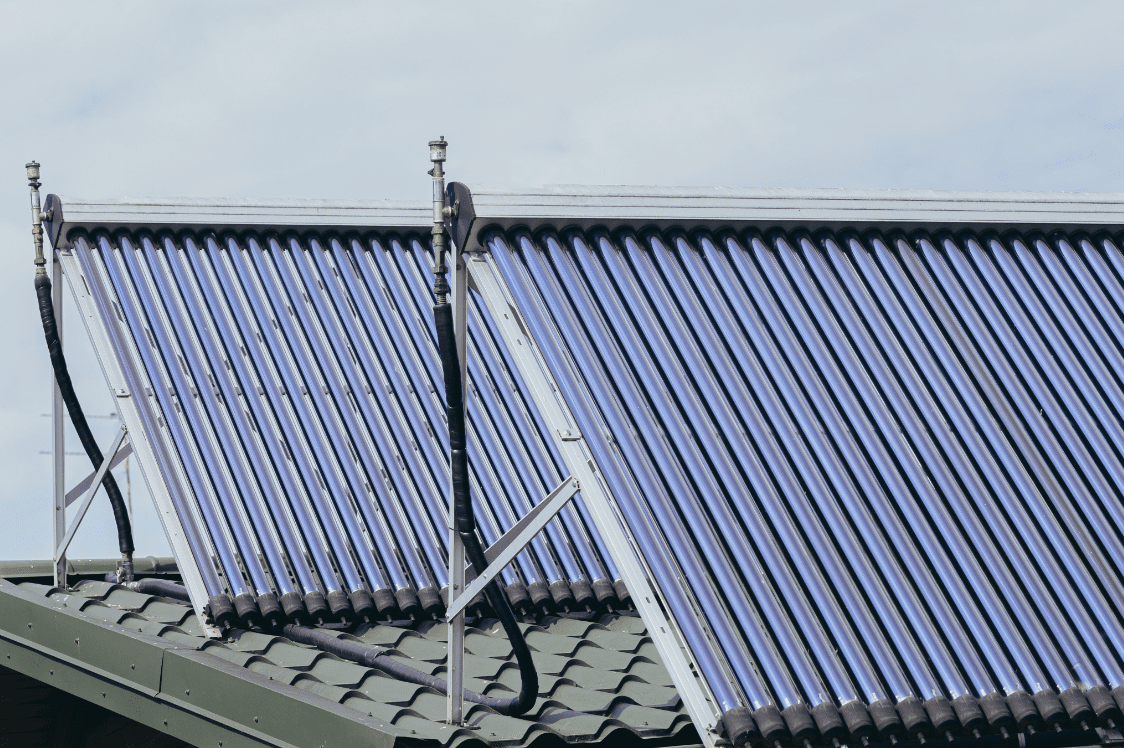  solární panelny na střeše domu