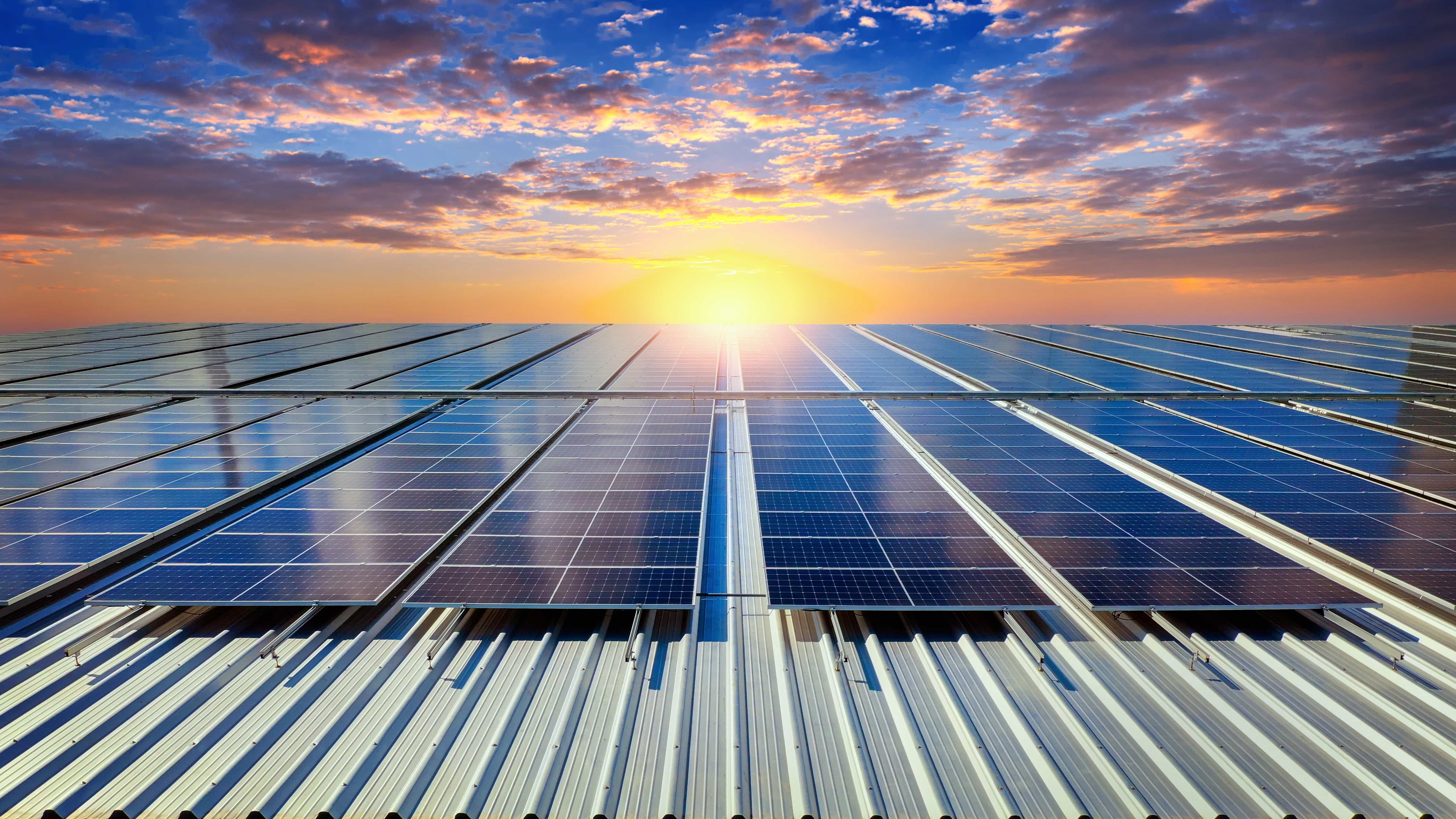 Solární panely na střeše při západu slunce