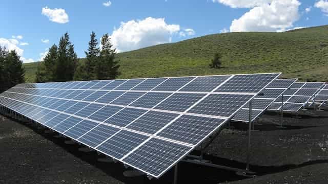Solární panely na poli