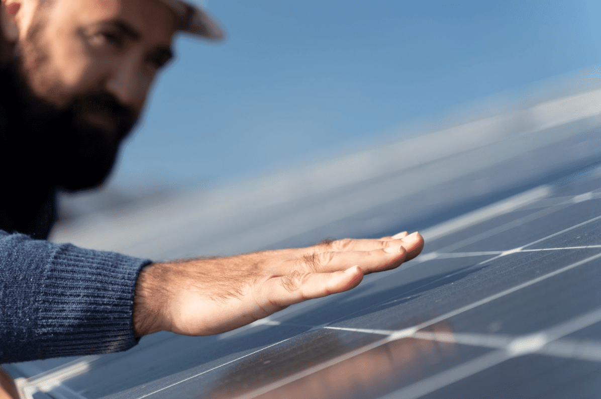 Mechanik kontroluje správný sklon solárního panelu